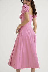 Luftiges, schulterfreies Midi-Sommerkleid mit Puffärmeln und hohem Schlitz vorne - Rosa